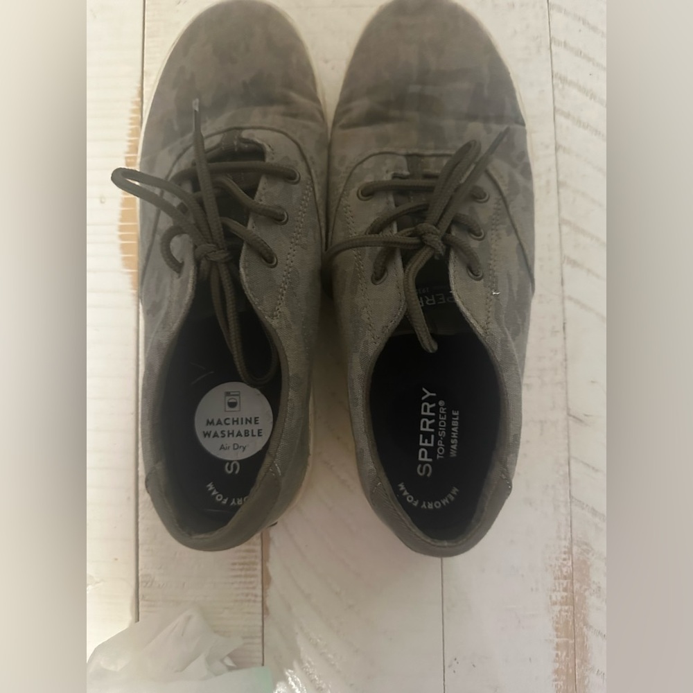 Sperry sneakers in gray size 6